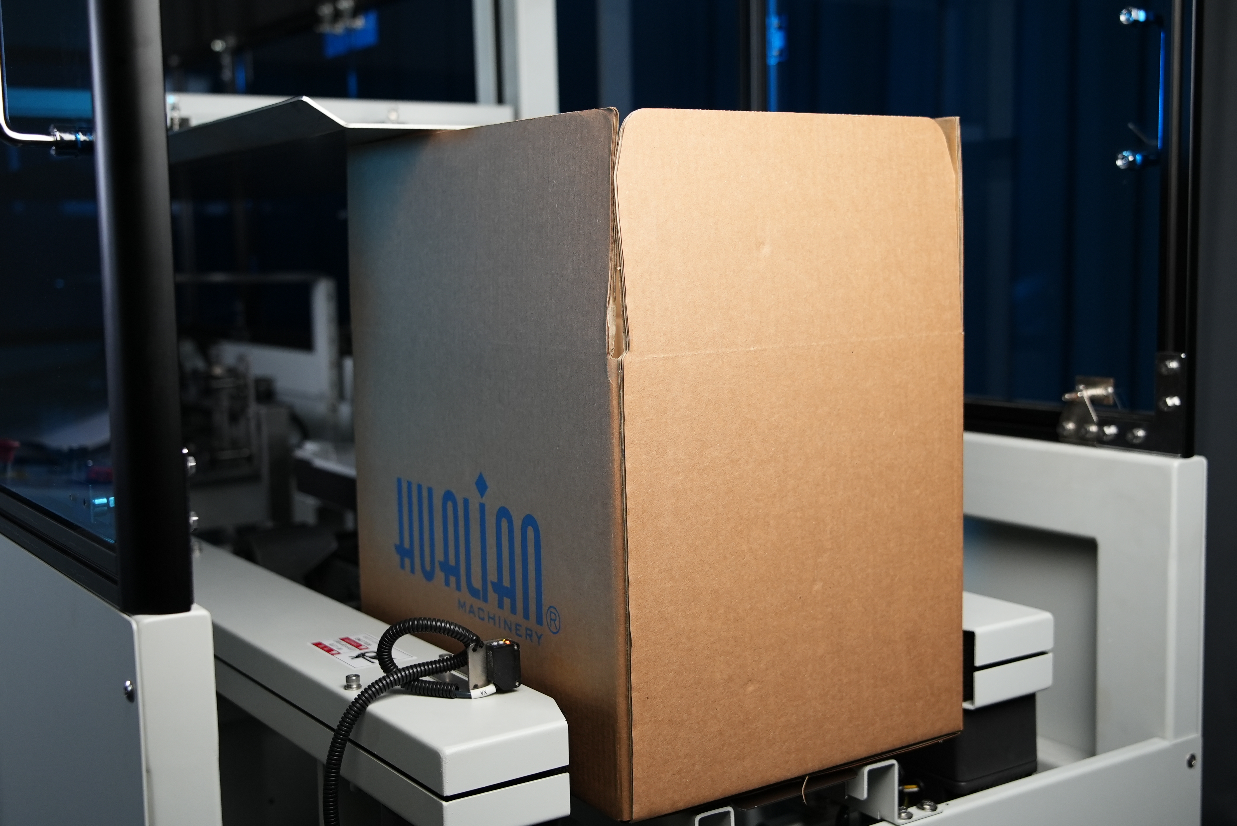 دستگاه نصب جعبه جعبه کارتن اتوماتیک Hulian با آب بندی ته کاغذ کرافت فعال شده با آب HCE-544W-L 